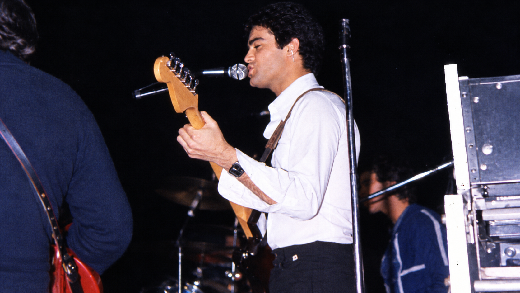 Juancho Ruiz El Charro con guitarra eléctrica durante una actuación